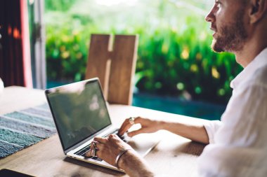 Modern dizüstü bilgisayarı olan düşünceli bir erkek bilişim uzmanı grafik tasarım yapma fikri üzerinde düşünüyor, dijital netbook teknolojisi olan düşünceli bir beyaz adam düşünceli bir şekilde başka yöne bakıyor.