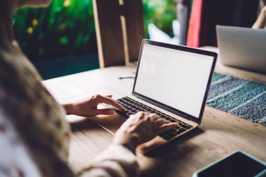 Kesilmiş kadın grafik tasarımcısı, boş dizüstü bilgisayar teknolojisi üzerinde çalışırken medya fikri yaratıyor. Tanımlanamayan kadın sosyal ağlarda iletişim kuruyor. Model netbook 'ta 4G kablosuz ağ kullanıyor.