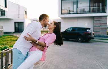 Sevgili çiftin öpüşmeleri ve burunlarına dokunmaları hafta sonları asfalt şehir caddesinde birlikte dikilirken.