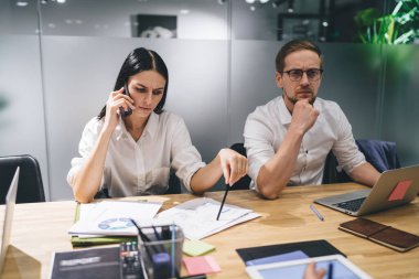 Resmi olarak ciddi kadın girişimciler, iş görüşmeleri sırasında konferans masasında iş arkadaşlarının yanında otururken cep telefonuyla konuşmaktan yorulurlar.