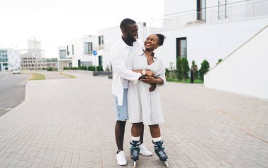 Birbirlerine bakıp gülümseyen, birlikte vakit geçiren ve şehir caddesinde paten kayan koyu tenli çiftlerle dolu uzun bir yolculuk.