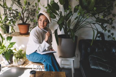 Son moda bereli düşünceli bayan öğrenci içerik fikirleri üretirken, düşünceli bakışlar atıyor, gazetecilik bilgilerini analiz eden hippi kızı evrak işleriyle kafa yoruyor.