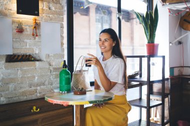 Bir bardak soğuk kokainle gülümseyen Kafkasyalı kadın, yerel kahve dükkanında gündüz eğlenen kaygısız esmer hippi kız Coca Cola ile kafeteryada boş vakitlerini geçiriyor.