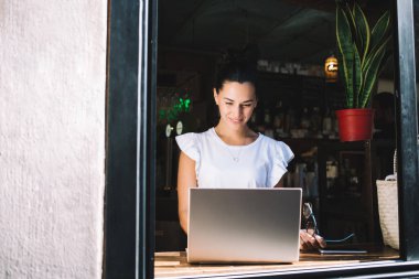 Günümüz laptop teknolojisi üzerinde ağ tarayıcısı kurarken başarılı bir kadın, dijital netbook aygıtı üzerinde çalışan mutlu bir kadın programcı - 4g kablosuz bağlantı kullanarak