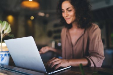 Web sayfasında internet bağlantısı olan web sitesinde eğitim webinar 'ını izleyen yetenekli geliştirici, internet sitelerinde uzaktan çalışırken profesyonel metin yazarlarının arama bilgilerini bulanık gösteren bulanık görünüm