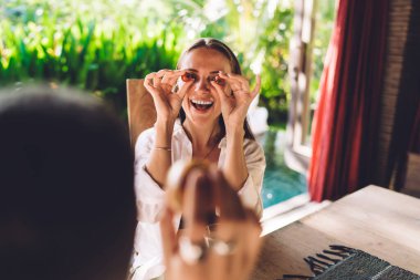 Çeri domateslere aşık heyecanlı bir çift ev terasında brunch yaparken eğleniyor duygusal erkek ve kadın sebzelerin keyfini çıkarırken pozitif randevu sırasında seviniyor.