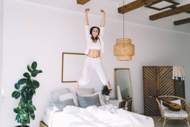 Bütün vücudu, sabahları yatakta zıplayıp duran, çok enerjik, mutlu, genç bir kadın.