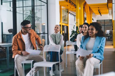 Çalışma gününde erkek ve kadın meslektaşların iş birliği, konferans sırasında pazarlama projesini ve iş işbirliğini tartışan profesyonel idari yöneticiler