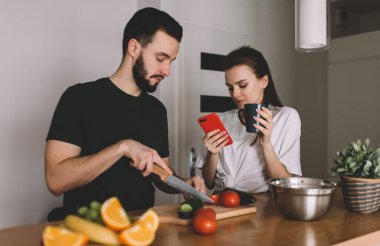 Kafkasyalı eş kablosuz internet sitesine bağlanmak için cep telefonu uygulaması kullanıyor. Shef 'ten video izlemek ve kocasıyla sağlıklı vejetaryen yemeği hazırlamak için 4G internete bağlanıyor.