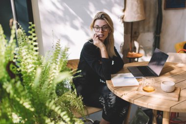 Göz giyiminde çekici bir kadın iş yerindeki mesafesinde dizüstü bilgisayarın güncellemesini tartışmak için arıyor. Netbook 'u olan bin yıllık bir kadın cep telefonu uygulaması aracılığıyla konuşmak için arıyor.