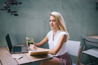 Kafkasyalı serbest yazar, matcha içeceği ve eğitim kitabı ile Vegan sokak kafesinde öğrenim için, dijital netbook teknolojisi ile yetenekli kadın blogcu uzaktan çalışıyor ve uzaktaki işi yapıyor.