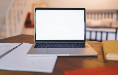 Kablosuz ağ kitabının yumuşak odağı boş ekranla ahşap masanın üzerine yerleştirilmiş planlayıcı ve kitap açık yatak odasında