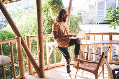 Yetenekli erkek geliştirici yazılım programı kod hatası ile ilgili bir mesaj alınca şaşırdı - netbook uygulaması ile düzeltme, bilgisayarla uzaktan çalışan milenyum bilişim uzmanı