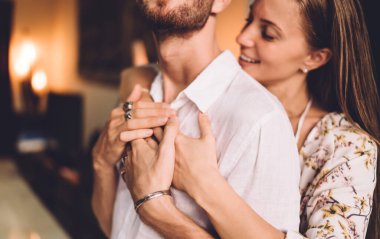 Kafkasyalı karı ve koca evde rahatça sarılıyorlar, güzel kız arkadaş kucaklaşıyorlar, kırışık erkek arkadaşa sarılıyorlar birlikte sevgi ilişkisinin tadını çıkarıyorlar. Bağlanmak ve iletişim kurmak için.