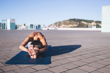 Aktif giyinen esnek kadın yoga pozu veriyor. Pranayama solunumu ve dinlenme için zaman ayırıyor. Asyalı fit kız Asana 'da sakinlik ve sağlığın uyuma ve sakinliğe ulaştığını hissediyor.