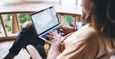 Ağ defterine boş beyaz masaüstü ile yazı yazan ve evdeki uzak projeler üzerinde çalışan isimsiz erkek serbest ekinlerin arka planı