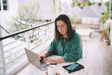 Modern dizüstü bilgisayar teknolojisi ile internet bilgilerine erişen yetenekli bir kadın, uzaktan çalışırken 4g internet kullanıyor, beyaz kadın internet üzerinden medya dosyalarını indiriyor ve çevrimiçi video izliyor.