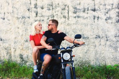 Birbirine aşık romantik bir çift motosiklet turu macerası sırasında duraklarken birbirine bakıyor, modaya uygun hipsterler yaz tatilinde boş zamanlarını birlikte geçirip bisiklet sürerken eğleniyorlar. 