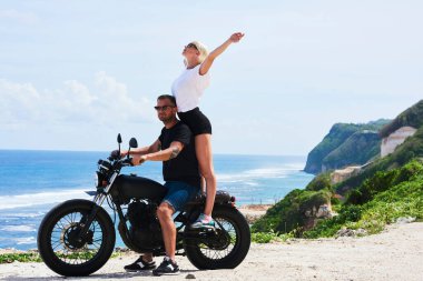 Kaygısız hippi kız, sakallı sevgilisiyle birlikte deniz kıyısında motosiklet sürmekten zevk alıyor. Romantik yaz balaylarında okyanusa giden çift, birlikte olmaktan heyecan duyuyor. 