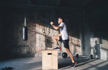 Modern spor salonunda antrenman yaparken kaslı, kaslı, kaslı ve kaslı genç bir vücut.