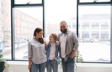 Annemle babamın birbirini kucaklamasına ve hafta sonu evde güneşli bir odada büyük bir pencerenin önünde dururken gülümsemesine sevindim.
