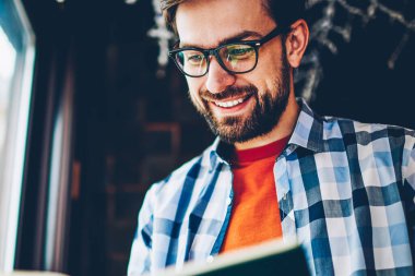 Arsa alanı coworking edebiyat kitap okuma heyecanlı iken başarılı hipster adam gözlük gülümseyen içinde yoğunlaşmıştır. 20 yaşında ücretsiz vaktinizi en sevdiğim bestseller olumlu genç adam