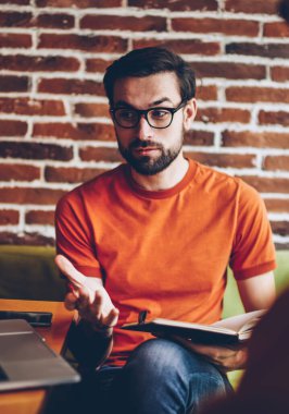 Tasarımcısı ile röportaj yapma ve Web sitesi geliştirmek için fikirleri tartışmak erkek işveren sakallı. Hipster adam meslektaşı ile şık kafede dostu toplantı sırasında iç bahsediyoruz