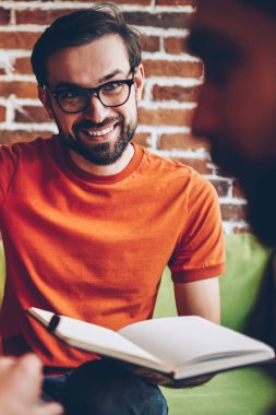 Başarılı erkek bu toplantı sırasında meslektaşı ile tasarım geliştirmek için fikirleri tartışmak Web sitesinde işaret programcı. 4 g için olumlu delikanlı arkadaş teamworking, dizüstü bilgisayar ile bağlı