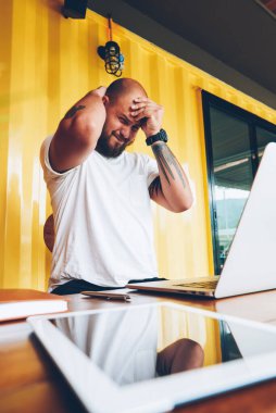 Dizüstü bilgisayar, uzak iş görev üzerinde serbest çalışma ile sorun çözme hakkında üzgün duygusal adam duygu baş ağrısı üzerinden ev ödevi yaparken hayal kırıklığına erkek öğrenci yazılım hataları hakkında endişeli