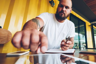 Ciddi adam acil düğmesi için taşınabilir PC kilidini Gadget'ı ve bildirim yeni gelir iletisi vasıl okul sırası hakkında kontrol etmek için dijital tablet kullanan merak adam college Kampüsü, wifi bağlanma