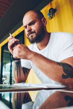 Düşünceli erkek öğrenci dizüstü eğitsel izlerken ödev yazmak için bilgi analiz ile kötü bağlantı, serbest üzerinde çalışmak için yazılım güncelleştirmesi için bekleyen mutsuz hipster adam üzgün