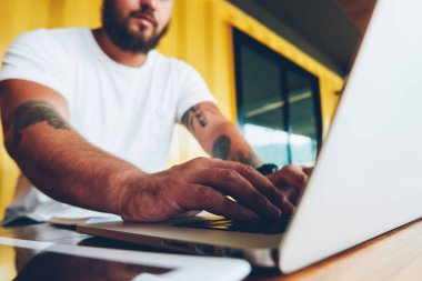 Dizüstü bilgisayarda yazarak kodlama üzerinde konsantre yetenekli erkek programcı resim kırpılmış, Erkek tarih seçici odak eller klavye netbook, bulanık adam serbest online çalışma yayınında