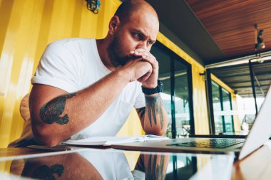 Video duygu kötü haber bilgi ağları, yazılım hatası indirme virüs multimedya içeriğine netbook hakkında depresyonda mutsuz hipster adam üzgün izlerken hayal kırıklığına bin yıllık erkek