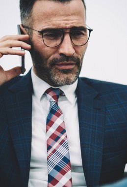 Veritabanını çevrimiçi istek-e doğru Smartphone cep telefonu ile operatör ise dijital tablet kontrol emin deneyimli iş adamı. Başarılı olgun gurur CEO'su hesap bankacılık ve cep telefonu üzerinde konuşurken yapımı