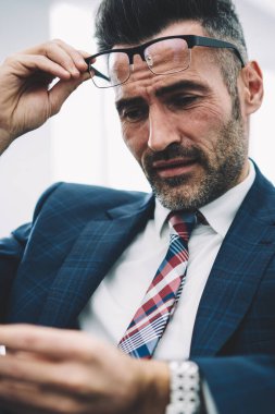 Olgun başarılı girişimci bankacılık bildirim smartphone aygıt üzerinde okuma formal giyim giymiş. Gurur CEO'su 50 yıl posta 4 g internet bağlantısı üzerinden dijital telefon üzerinde kontrol takım elbiseli yaşlı