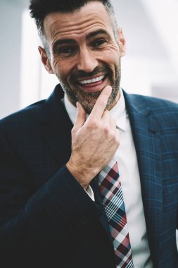 Başarılı mutlu işadamı orta yaşlı yarım uzunluk portre fotoğraf makinesi vasıl gülüyor şık formal giyim giymiş. Ofis iç takım ayakta olumlu olgun girişimci. Neşeli gurur ceo