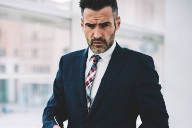 Kendine güvenen işadamı 50 yaşında kameraya bakarak bilgi veri içinde not etmek aşağı yazarken yarım uzunluk portre. Formal giyim notları not defterinde yapma ciddi başarılı gurur CEO'su giymiş