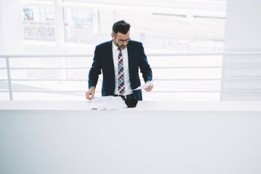 Başarılı girişimci üstten görünüm office iç ayakta muhasebe raporları bilgilerini kontrol formal giyim giymiş. Olgun işadamı metin belgeleri ile mali veri okuma