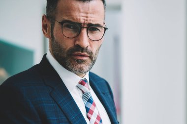 Dokunmatik yüzey 4 g internet bağlantısı üzerinden bankacılık hesap güncelleme formal giyim emin olgun girişimci yarım uzunluk portre. Başarılı bir tüccar orta yaşlı holding tablet kameraya bakıyor