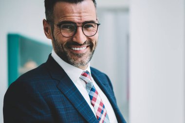 Yarım uzunluk portre resmi başarılı olgun işadamı giymek dokunmatik yüzey 4 g internet bağlantısı üzerinden ücret tahsil online yaparken kameraya gülümseyen. Tablet ile müreffeh gurur ceo