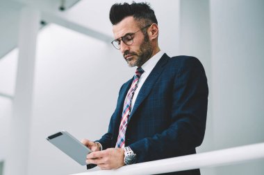 Web sitesinde modern dokunmatik yüzey yolu ile 4 g internet bağlantısı ayakta kapalı şirkette finans haberleri okuma dalgın orta yaşlı icra müdürü. Olgun tüccar tablet banka hesabınızı kontrol