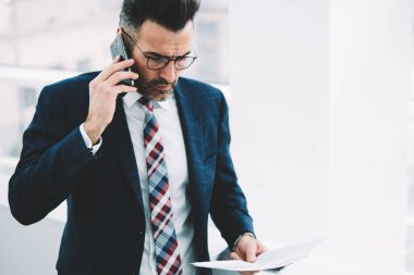 Smartphone veri hakkında konuşmak müdürüne arama ellerinde ciddi başarılı iş adamı ile muhasebe kağıt 50 yaşında bildirir. Kendine güvenen gurur CEO'su resmi aşınmaya bankacılık belgeleri okuma