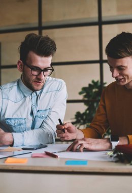 Başlangıç projesinde birlikte çalışan iki beyaz erkek mimar ve modern ofiste eskizler çizen başarılı adamlar, mühendislik ve kapalı alandaki işbirliğinden zevk almaktan bahsediyordu.