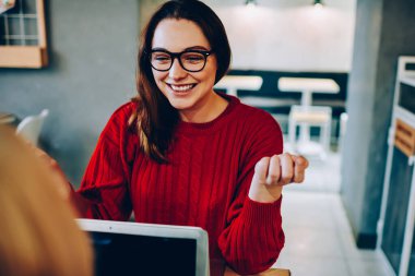 Online piyangoda zaferi kutlayan neşeli genç bir kadın dizüstü bilgisayardaki postaları kontrol ediyor, başarılı kadın serbest yazar online projesini tamamlamaktan memnun.