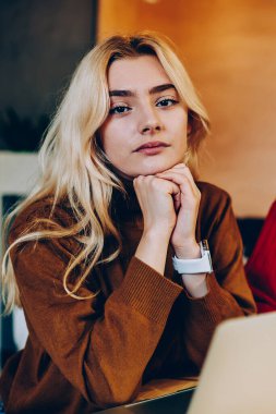 Uzaktan kumandalı ofiste modern teknolojiyi kullanan ciddi kadın serbest çalışanların portresi, internetten para kazanan genç kadınlar kameralara bakarak profesyonel olarak iş yapıyorlar.