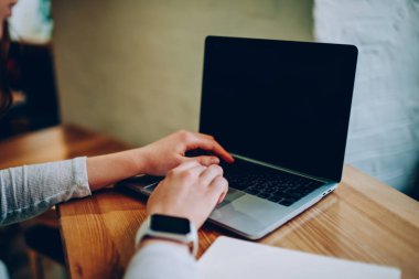 Bilgi aramak ve boş ekranda web sitesini taramak için dizüstü bilgisayar kullanan serbest kadın resminin kırpılması, kafede öğrenmek için netbook uygulaması kullanan kadın.