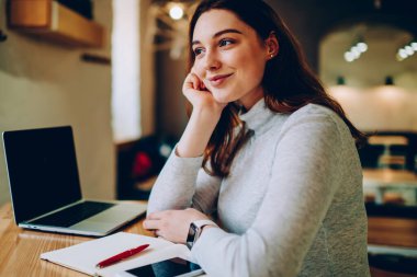 Rüya gibi kız teen öğrencinin düşünme hakkında tatil kafe iç, ödev hazırlarken vasıl okul sırası yer coworking yılında serbest üzerinde çalışırken onun düşüncelerinde olumlu genç kadını kaybettim