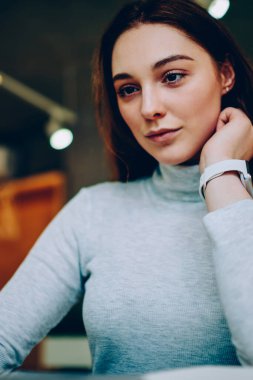 Gündelik giyinen çekici esmer kadın birlikte çalışma alanında yoğunlaşan bir şeye bakıyor. Kafkasyalı genç bir kadın, uzak işlerde vakit geçiriyor. Kafenin iç kısmında oturup, kafaları karıştırıyor.