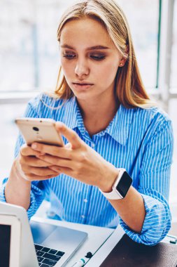 Office, çevrimiçi yapma işlem bankacılık için smartphone uygulama kullanarak işkadını vakit ise smartphone manifatura geribildirim e-posta kutusunu kontrol ciddi kadın girişimci