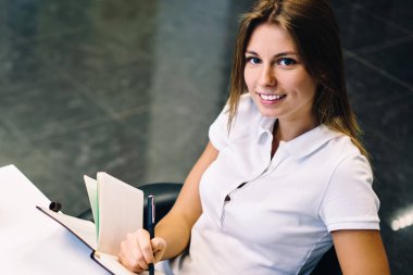 Neşeli kadının laptop ve ödev yapmak için wifi ile üniversite kitaplığında eğitim okul sırası, en iyi manzaraya oturma yayın makaleleri oluşturma başarılı kadın yazar serbest yazar portresi